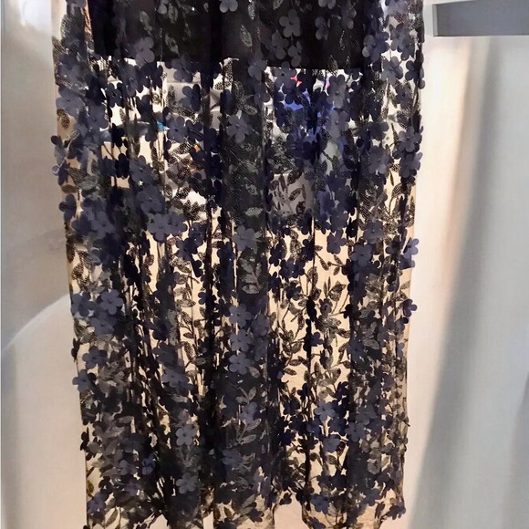 Women's 3D Floral Appliqué + Sequined Silhouette Formal Gown XSCAPE NWT Size 4 - Picture 9 of 12